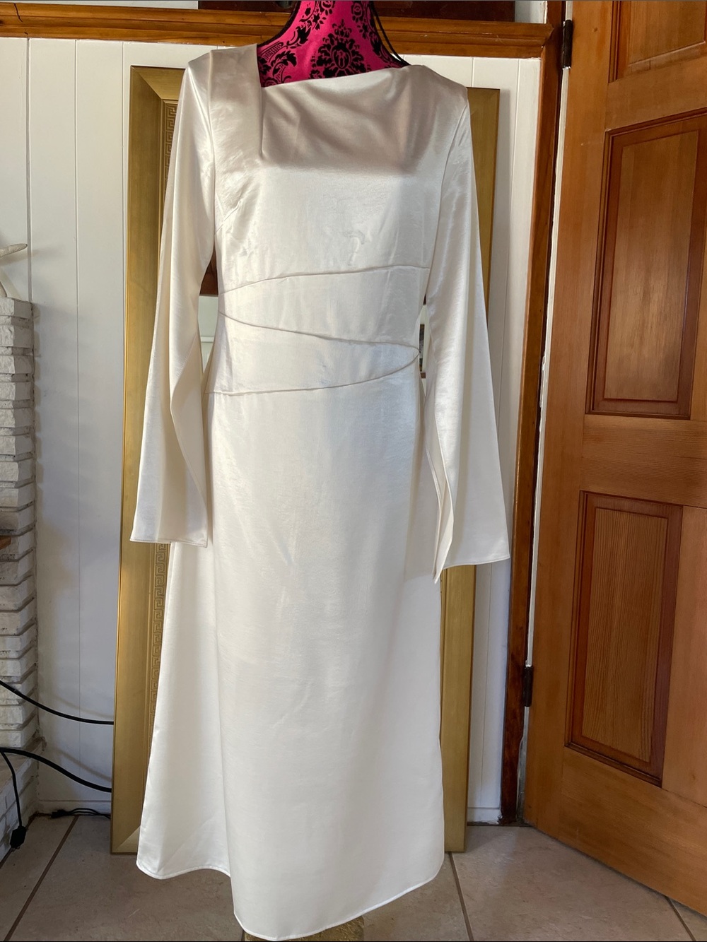 Elegant Ivory Long-Sleeve Satin Evening Dress